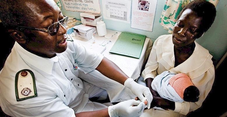 La OMS insta a los países a pasar de los diagnósticos de VIH de laboratorio a las pruebas en el punto de atención