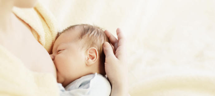 La OMS recomienda a las madres con coronavirus dar la lactancia con mascarilla