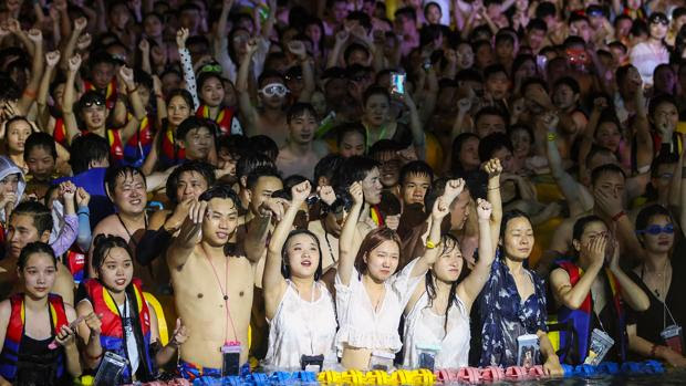 Wuhan, epicentro mundial de la pandemia, se olvida del virus a golpe de fiesta