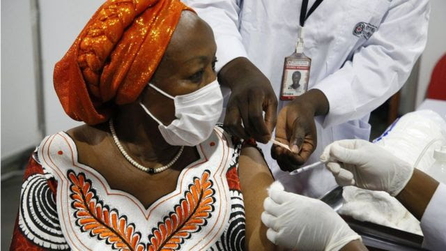 Covid-19: la pandemia “durará un año más de lo que debería” si las vacunas no llegan a los países más pobres, advierte la OMS