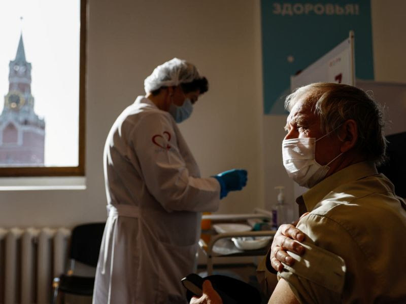 OMS ve “lejos” fin de pandemia; pide reconocer vacunas aprobadas