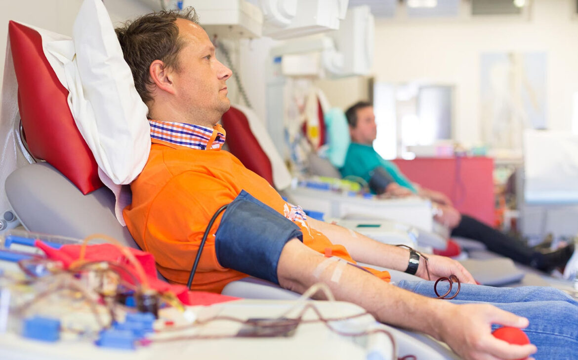 La FDA aliviará las restricciones sobre las donaciones de sangre de hombres homosexuales